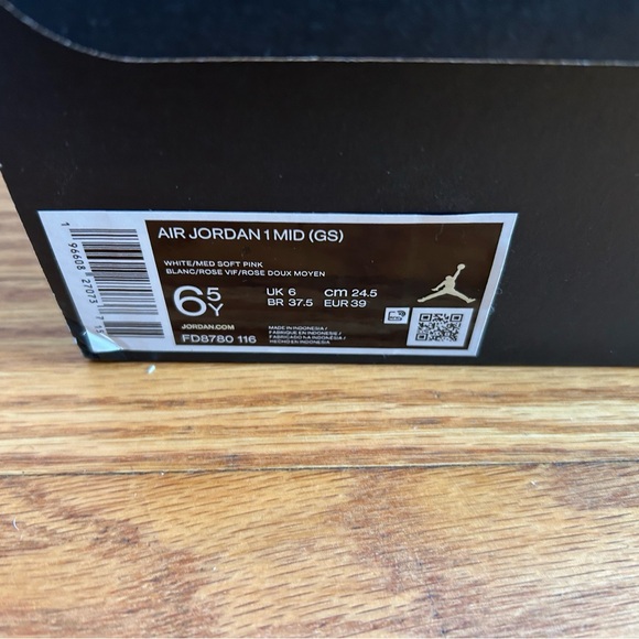 Nike Air Jordan Mid 1
Used
Like new
Size: 6.5Y - Picture 5 of 5